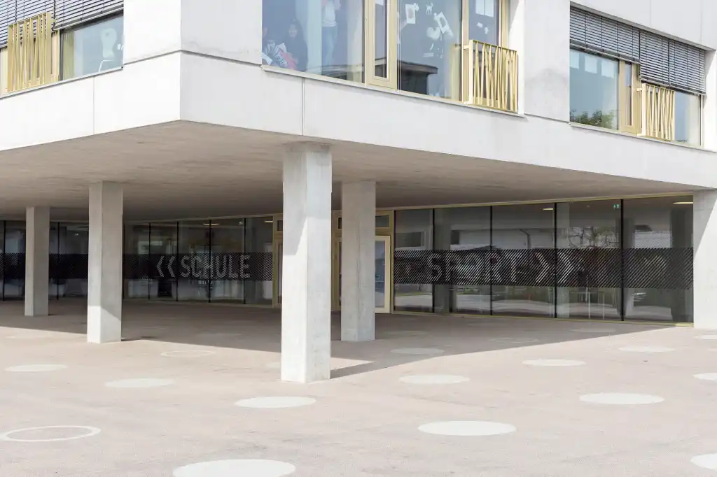 Grafisches Spiel mit der Wahrnehmung für die Schule Schendlingen